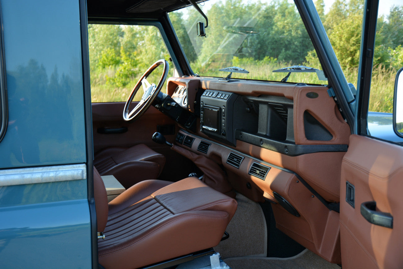 Land Rover Defender 90 Td5 unique Restomod 2002