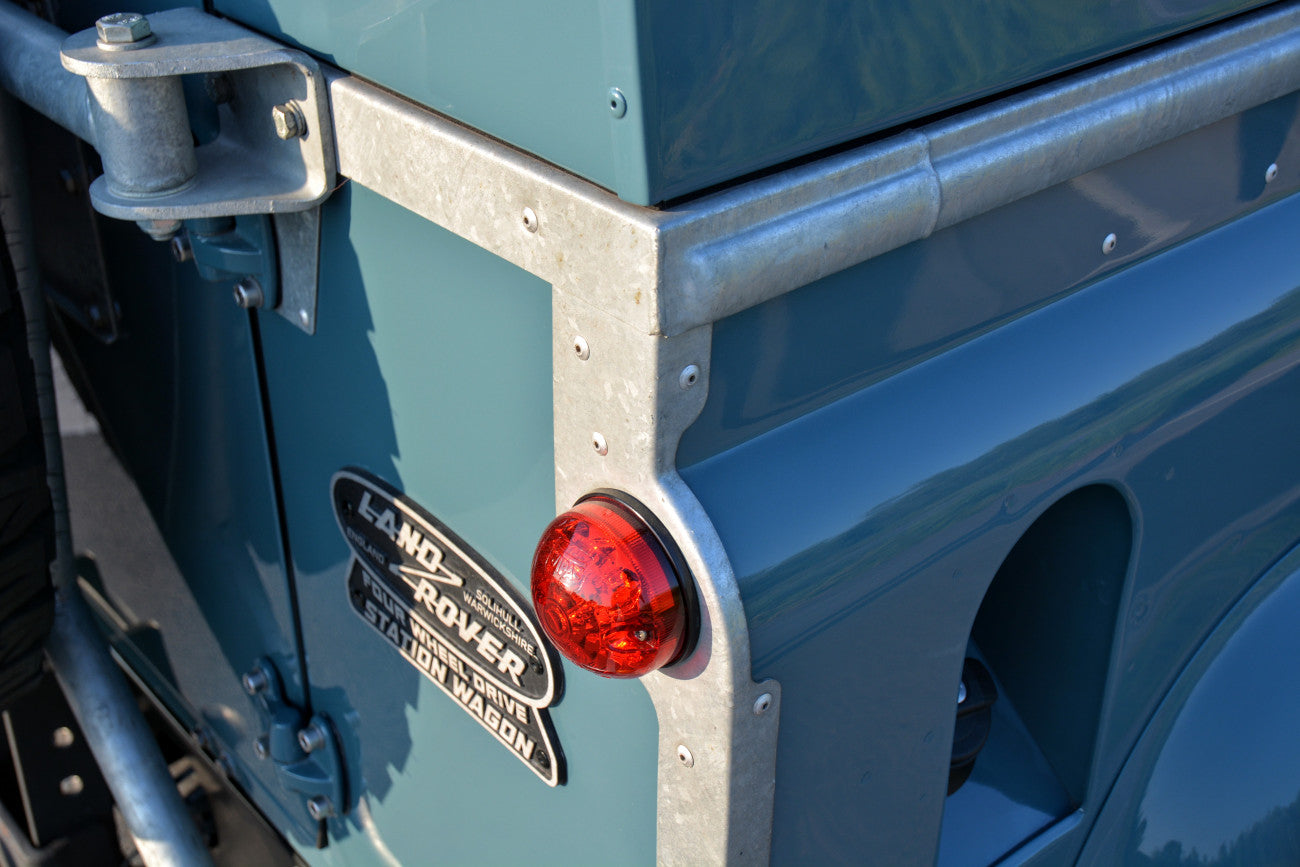 Land Rover Defender 90 Td5 unique Restomod 2002