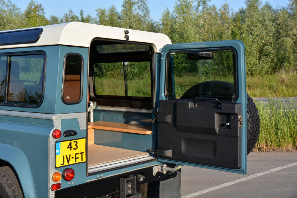 Land Rover Defender 90 Td5 unique Restomod 2002