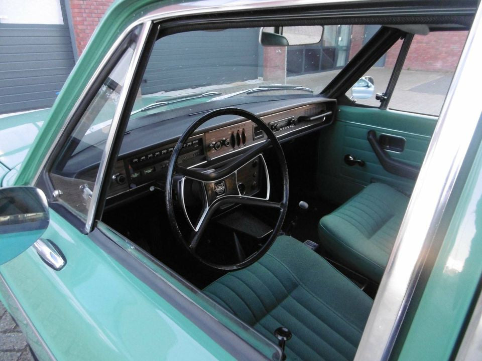 Volvo 144 De Luxe with Sunroof - super condition