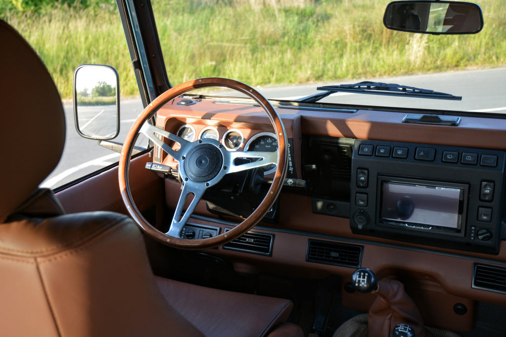 Land Rover Defender 90 Td5 unique Restomod 2002