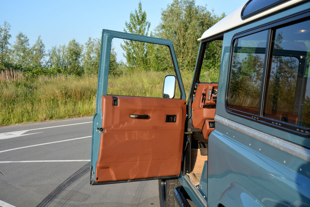 Land Rover Defender 90 Td5 unique Restomod 2002